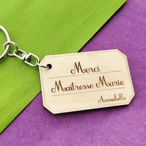 Llavero con etiqueta de madera personalizada - TU TEXTO - Regalo de agradecimiento para profesor de fin de curso, profesor de Atsem, niñera, asistente de cuidado infantil
