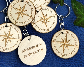 Llavero Brújula de madera personalizado - Tus coordenadas GPS o tu texto en el reverso - Original regalo mixto hombre San Valentín