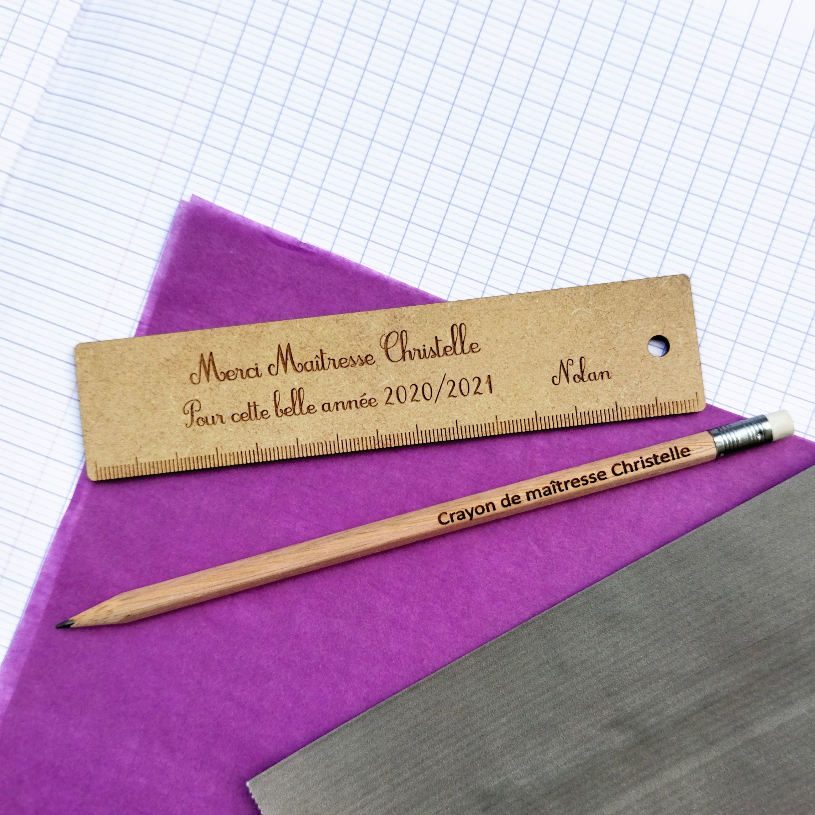 Règle + Crayon Votre Texte Personnalisé en Bois - Cadeau Merci Maîtresse Atsem Nounou Assistante Mat