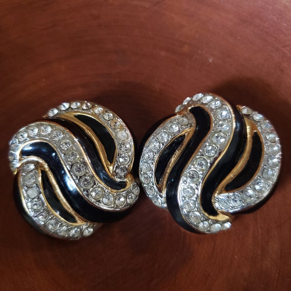 Vintage ESSEX Swirl Clip-on Earrings Black Enamel… - image 1