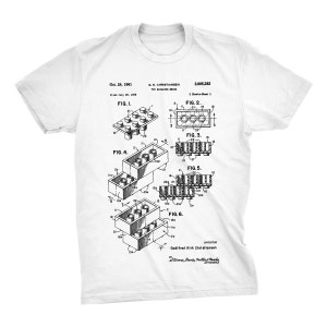 K&ouml;nnte beinhalten: Ein wei&szlig;es T-Shirt mit einem Schwarzwei&szlig;bild eines Patents f&uuml;r einen Spielzeugbausteine. Die Patentnummer lautet 3,005,282 und der Erfinder ist Godtfred Kirk Christiansen. Das Patent wurde am 20. Juli 1958 eingereicht und am 24. Oktober 1961 erteilt.