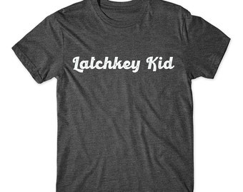 Camiseta infantil con estampado infantil "Latchkey Kid" en gris oscuro y gris claro, de algodón suave de primera calidad. Camiseta suave y cómoda.