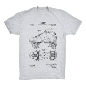 K&ouml;nnte beinhalten: Eine Schwarzwei&szlig;illustration einer Rollschuh-Patentzeichnung. Die Patentnummer lautet 906.881. Das Patent wurde am 8. Dezember 1907 eingereicht und am 1. Dezember 1908 erteilt. Das Patent betrifft einen Rollschuh mit einem einzigen Rad vorne und zwei R&auml;dern hinten.