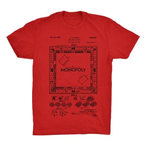 Może przedstawiać: Czerwony T-shirt z czarno-białym obrazkiem patentu na grę planszową Monopoly. Patent pochodzi z 31 grudnia 1935 roku, a jego autorem jest Charles D. Barrow. Numer patentu to 2.026.082.