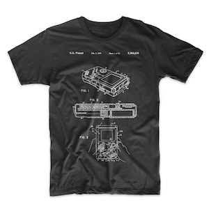 Atari ゲームボーイ特許 T シャツ。ビデオ ゲーム T シャツ。ゲーマー シャツ、男性へのギフト。女性へのギフト。ユニセックス。サイズは S ～ 3X。黒、赤、白、またはグレー。
