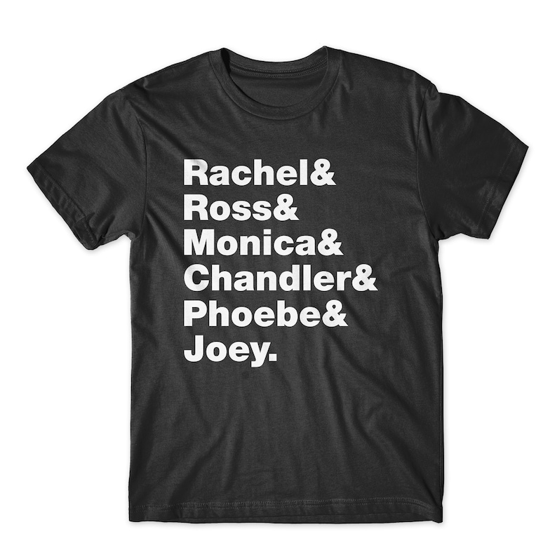 Op de afbeelding: Zwart T-shirt met witte tekst die "Rachel & Ross & Monica & Chandler & Phoebe & Joey." luidt.