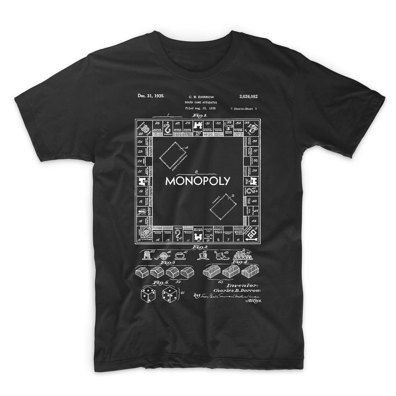 Może przedstawiać: Czarny T-shirt z białym nadrukiem patentu na grę planszową Monopoly. Numer patentu to 2 026 082, a data to 31 grudnia 1935 roku. Tekst "MONOPOLY" jest nadrukowany w środku planszy.
