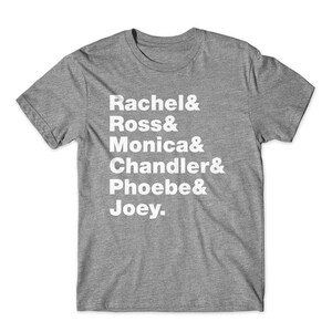 Op de afbeelding: Grijs T-shirt met witte tekst die "Rachel & Ross & Monica & Chandler & Phoebe & Joey." luidt.