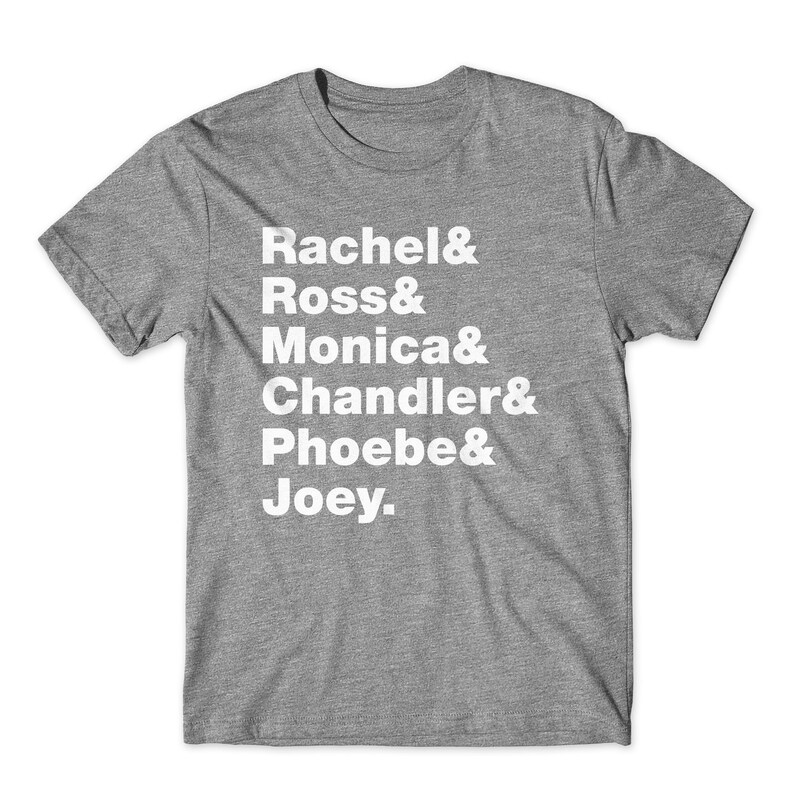 Op de afbeelding: Grijs T-shirt met witte tekst die "Rachel & Ross & Monica & Chandler & Phoebe & Joey." luidt.