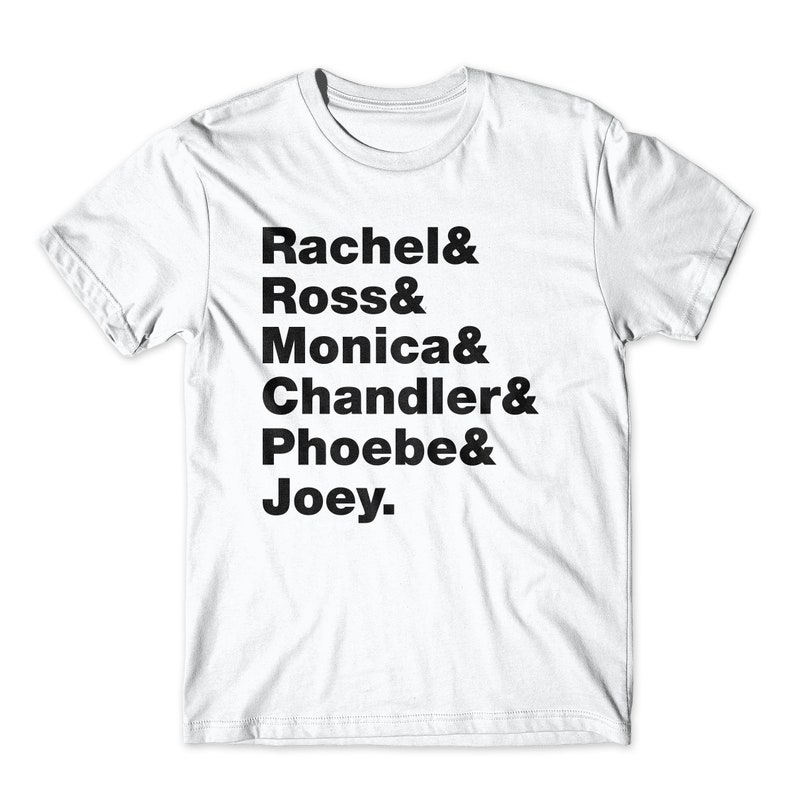 Op de afbeelding: Wit T-shirt met zwarte tekst die "Rachel & Ross & Monica & Chandler & Phoebe & Joey." luidt.