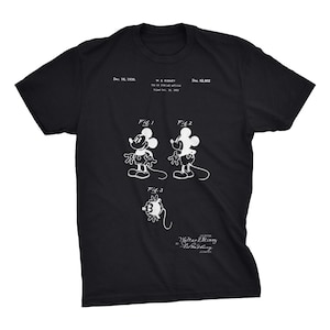 K&ouml;nnte beinhalten: Schwarzes T-Shirt mit einem wei&szlig;en Aufdruck der Patentzeichnung von Mickey Mouse. Die Zeichnung enth&auml;lt drei Figuren von Mickey Mouse und den Text "Dec. 16, 1930, W.E. Disney, D. 82,802, Fig. 1, Fig. 2, Fig. 3, Walter E. Disney, by S.I. Rasbury, Attorney."