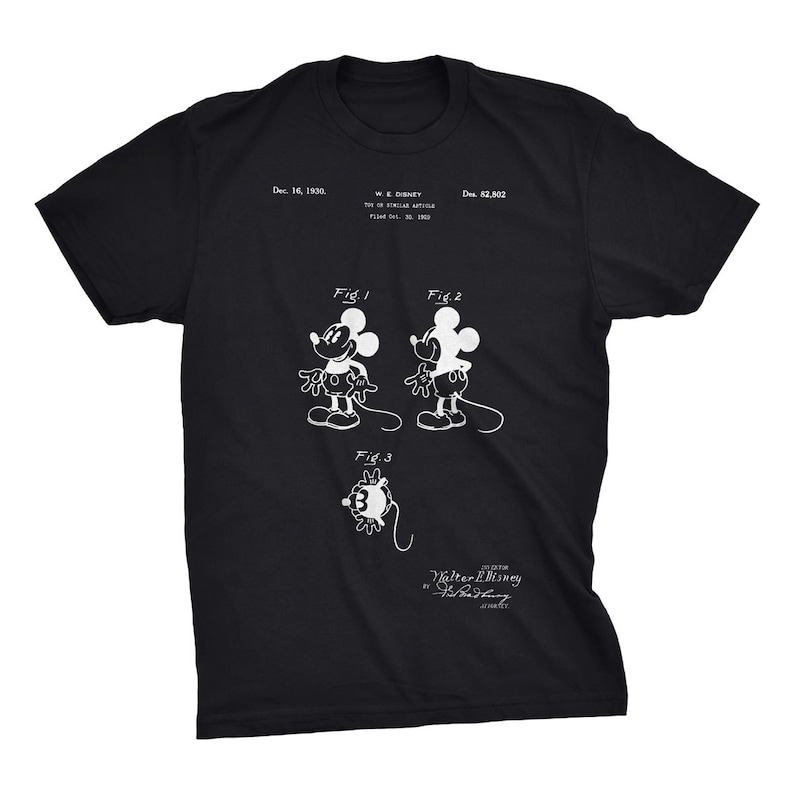 K&ouml;nnte beinhalten: Schwarzes T-Shirt mit einem wei&szlig;en Aufdruck der Patentzeichnung von Mickey Mouse. Die Zeichnung enth&auml;lt drei Figuren von Mickey Mouse und den Text "Dec. 16, 1930, W.E. Disney, D. 82,802, Fig. 1, Fig. 2, Fig. 3, Walter E. Disney, by S.I. Rasbury, Attorney."