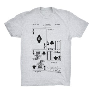 T-shirt brevetto di carte da gioco. Mazzo di carte asso Jack dieci. Gioco d'azzardo regalo. Abbigliamento camicia Unisex. Morbido cotone. Nero, rosso, bianco o grigio.