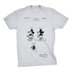 K&ouml;nnte beinhalten: Ein graues T-Shirt mit einem Schwarzwei&szlig;bild von Mickey Mouse aus einer Patentzeichnung. Die Zeichnung zeigt Mickey Mouse in drei verschiedenen Posen. Der Text auf dem T-Shirt lautet "Dec. 16, 1930. W.E. Disney Des. 82,802 Tot of Similar Article Filed Oct. 20, 1930. Fig. 1 Fig. 2 Fig. 3 Inventor Walter E. Disney By Fred  Harman Attorney".