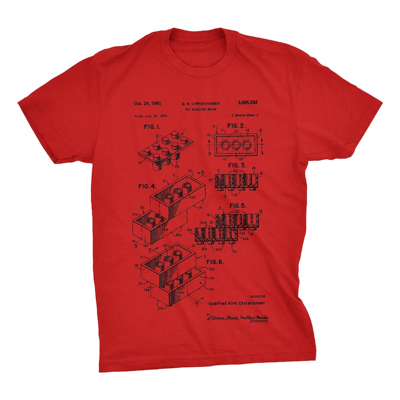 K&ouml;nnte beinhalten: Ein rotes T-Shirt mit einem schwarz-wei&szlig;en Bild einer Patentzeichnung f&uuml;r einen Baustein. Die Patentzeichnung zeigt sechs verschiedene Ansichten des Bausteins und enth&auml;lt den Text "Oct. 24, 1961", "GK CHRISTIANSEN", "3,005,282", "FIG. 1", "FIG. 2", "FIG. 3", "FIG. 4", "FIG. 5", "FIG. 6", "INVENTOR", "Godtfred Kirk Christiansen".