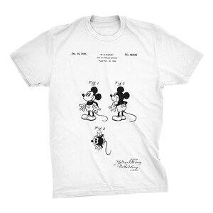 K&ouml;nnte beinhalten: Ein wei&szlig;es T-Shirt mit einem Schwarzwei&szlig;bild von Mickey Mouse's Patentdesign. Die Patentnummer lautet 82.802 und das Datum ist der 16. Dezember 1930. Der Text "W.E. Disney" und "Tut of Similar Article" ist ebenfalls enthalten.