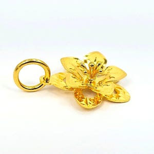 22K Solid Yellow Gold Flower Pendant Genuine Hallmarked 916 Handcrafted