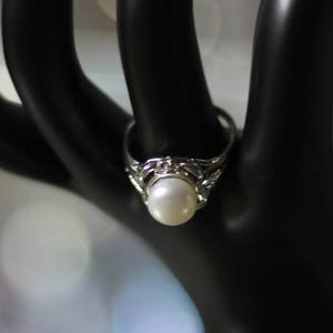 Faux Pearl Ring Size: 5 1/2