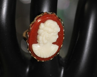 Antique Shell Cameo Ring Size (5 1/2)