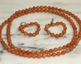 Set oranje koraalkleurige ketting en oorbellen