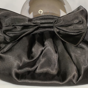 Carolyne Burton Satin Bucket Clutch Handtasche Handtasche