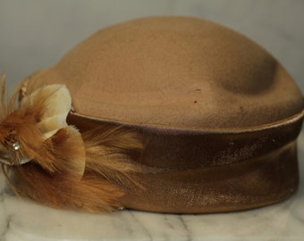 Lily Lee Wool Tan & Gold Feathered Pillbox Hat Lily Lee Wool Tan & Gold Feathered Pillbox Hat (8) - Etsy  main image 4