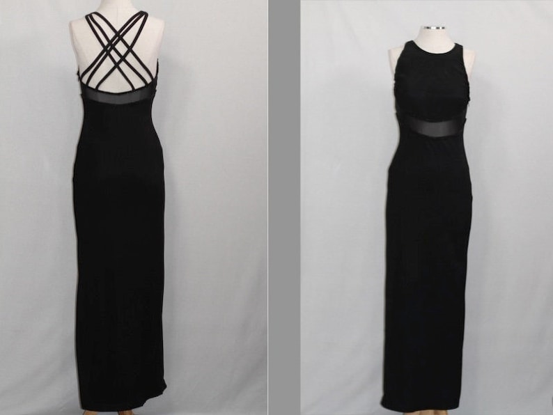 Pode incluir: Um vestido maxi preto com costas de tiras cruzadas e um painel transparente na cintura.