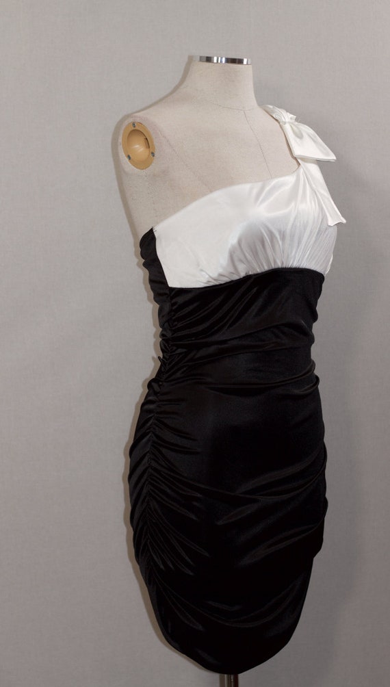 Black & White One Shoulder Dress - image 4