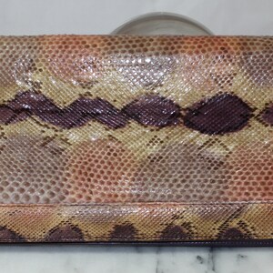 Bolso de mano tipo sobre con cadena de piel de serpiente Varon