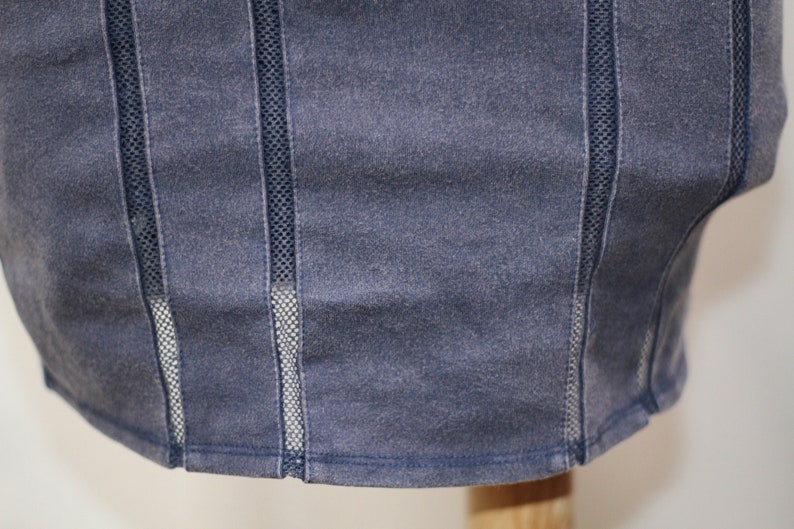 K&ouml;nnte beinhalten: Ein dunkelblaues Shirt mit Mesh-Eins&auml;tzen an den Seiten. Das Shirt hat eine lockere Passform und einen leicht verwaschenen Look.
