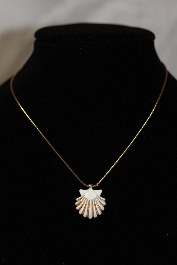White sea shell necklace Gem