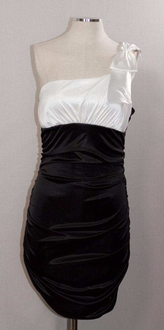 Black & White One Shoulder Dress - image 3