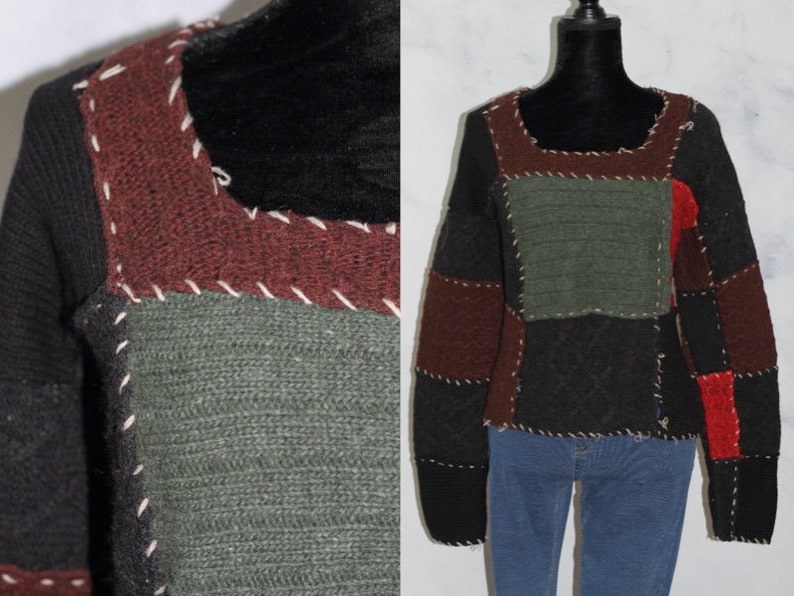 K&ouml;nnte beinhalten: Ein schwarzer, brauner, gr&uuml;ner und roter Patchwork-Pullover mit wei&szlig;en N&auml;hten. Der Pullover hat einen Rundhalsausschnitt und lange &Auml;rmel.