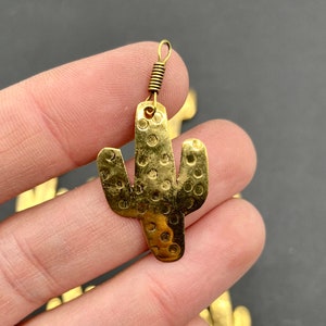 10 piezas ~ Pequeño dije de cactus de latón - Pieza componente ~ Joyería DIY / suministros de arte ~ conjunto de colgantes populares vintage
