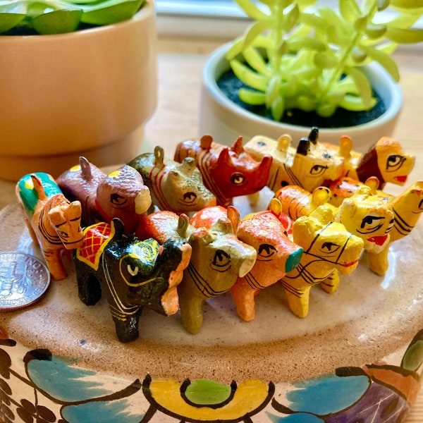 12er Set- Kleine Tierfiguren aus Holz- Handgeschnitzte & bemalte Tiere~ perfekt für Feengarten, Puppenhaus, Sammlerstück usw.