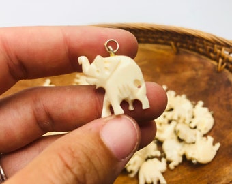 15 Stück ~ Kunstelfenbein Elefant Anhänger ~ DIY Schmuck / Künstlerbedarf ~ Set von einzigartigen Anhängern