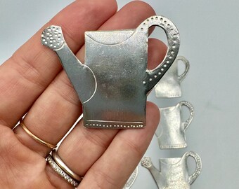 10 peças - amuletos de regador - pingentes de metal feitos à mão - peça componente para cartões, joias, enfeites, etc.