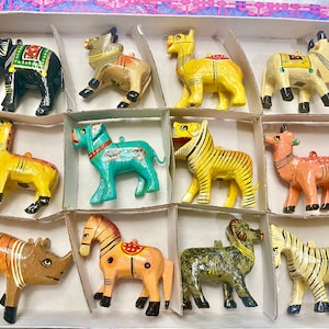 12個セット - 木製動物の置物 - 手彫り＆ペイントされた動物のオーナメント〜妖精の庭、ドールハウス、装飾品など。0.5インチ、1インチ、2インチ、または2.5インチ