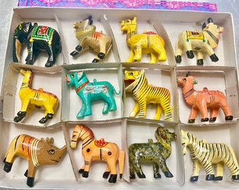 Ensemble de 12 figurines d'animaux en bois de 2,5 po - Ornements d'animaux sculptés et peints à la main ~ parfaits pour le jardin de fées, la maison de poupée, les objets de collection, etc.