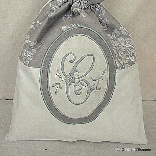 Sac à lingerie / pochon, linge ancien blanc et toile fleurie grise  brodé d'un monogramme  ** C** au point de bourdon