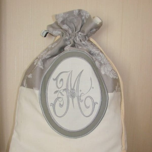 Sac à lingerie / pochon, linge ancien blanc et toile fleurie grise  brodé d'un monogramme  ** M** au point de bourdon