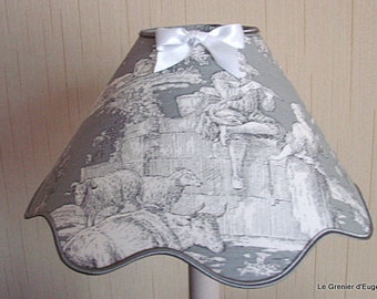 Abat-jour festonné  toile de Jouy  grise et blanche, " scène romantique " diametre 25cm
