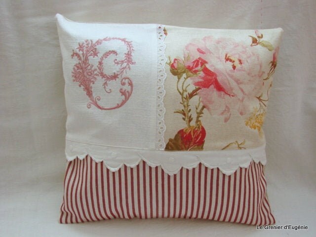 Coussin Brodé, Roses Anciennes Rayures et Monogramme C