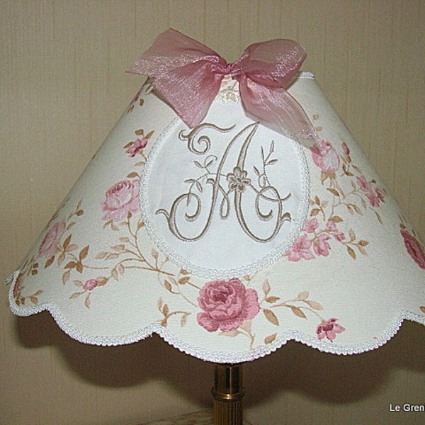 Abat-jour festonné "fleurs roses sur fond blanc" brodé d'un monogramme **A** sur medaillon de linge ancien " 35/36 cm