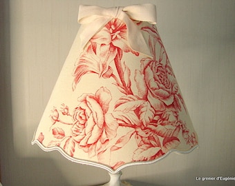 Abat-jour conique  accolade, toile de Jouy fleurie aux motifs rouge sur fond  ivoire  20 cm