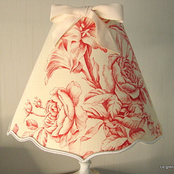 Abat-jour conique  accolade, toile de Jouy fleurie aux motifs rouge sur fond  ivoire  20 cm