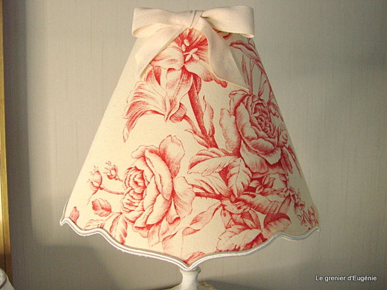 Abat-jour conique accolade, toile de Jouy fleurie aux motifs rouge sur fond ivoire 20 cm image 1