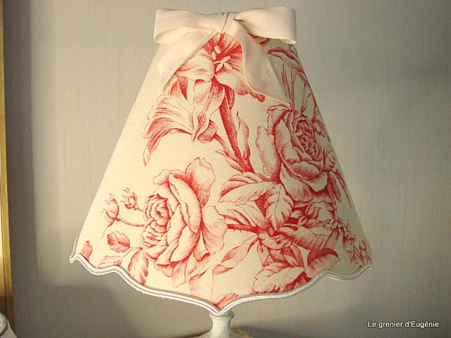 Abat-Jour Conique Accolade, Toile de Jouy Fleurie Aux Motifs Rouge sur Fond Ivoire 20 cm