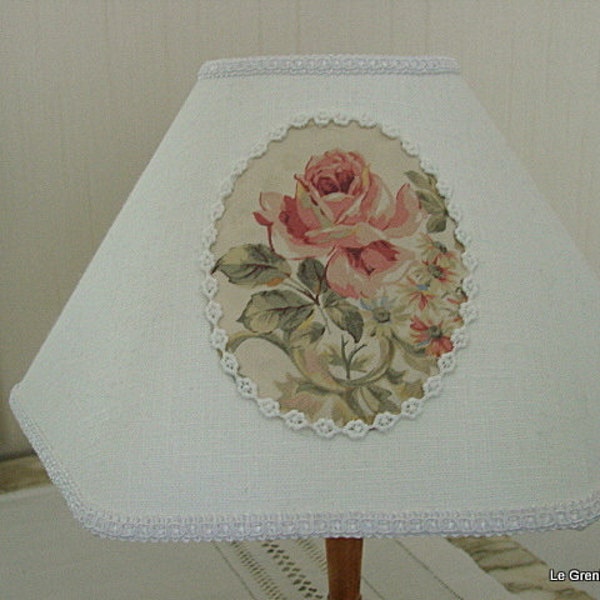 Abat-jour hexagonal, linge ancien  avec médaillon en applique " Rose ancienne aux teintes poudrées" 30cm