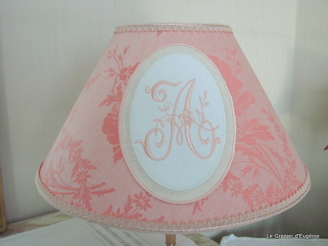 Grand Abat-Jour, Toile Fleurie Rose Saumonée Brodée d'un Monogramme A sur Médaillon Diamètre 38cm